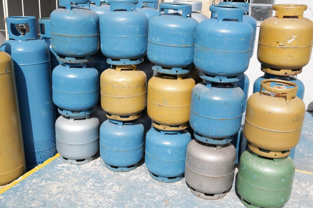 Distribution gas lowincome people with cart cylinder 448327 1733